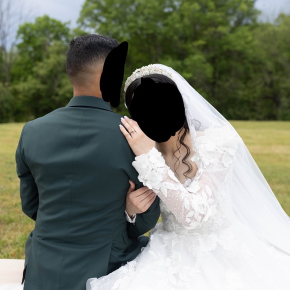 Wedding dress with 3D Flowers and Petticoat - Picture 4 of 10
